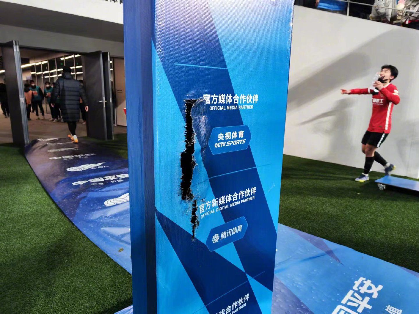因此，是的，我会用责任这个词，我们必须成为一个团队，每个人都需要100%承担责任。
