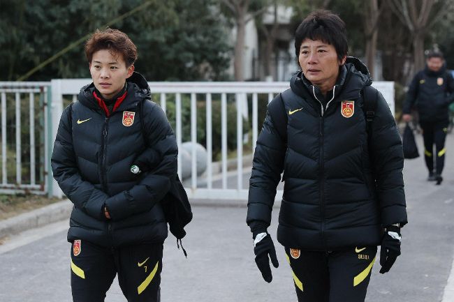 在这个世界上，他是最不幸者:孤独的，孤立无援的人站在一个无向度的世界里，他没有心安理得的现在;也没有可怀念的过去，因为他的过去还没有到来;他也没有可以指望的未来，因为他的未来已经过去了，他不可能变老，因为他从来不年轻;他不可能变得年轻，因为他已经老了，在某种意义上他也不可能死，因为他本来就没有生活过，在某种意义上他也不可能生，因为他已经死了。